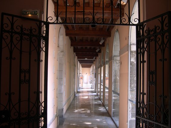  un couloir du musée Saint-Loup